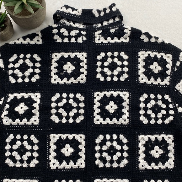 Abercrombie & Fitch Boho Crochet Knit Short Sleeve Button Up Shirt (Black/White) - Picture 6 of 16